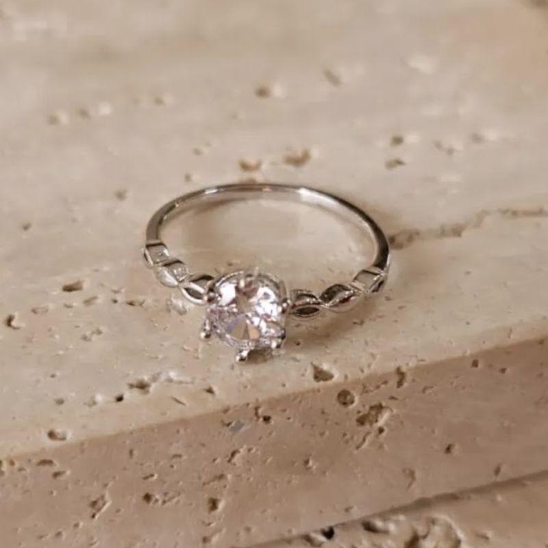 Anel Solitario com Detalhe