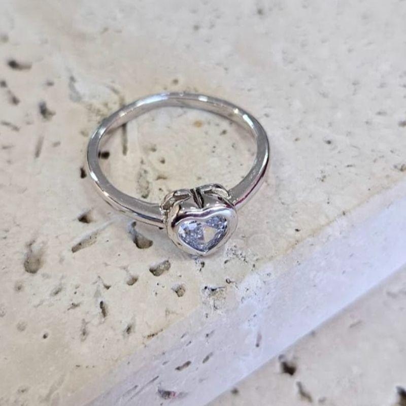 Anel Solitário Coração Cristal Cravação Inglesa