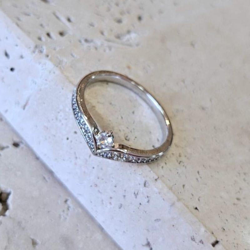 Anel Solitario em V com Zirconia