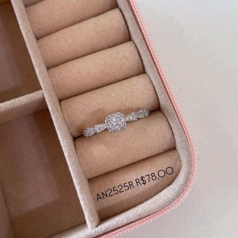 Anel Solitario Quadrado Cravejado