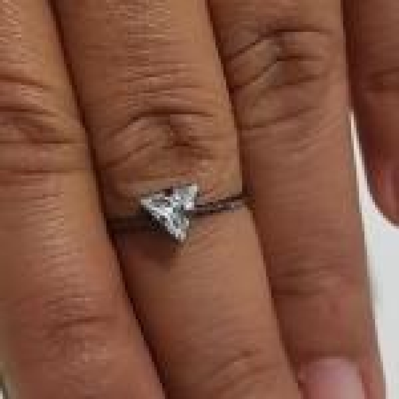 Anel Torcido Zirconia Triangular G