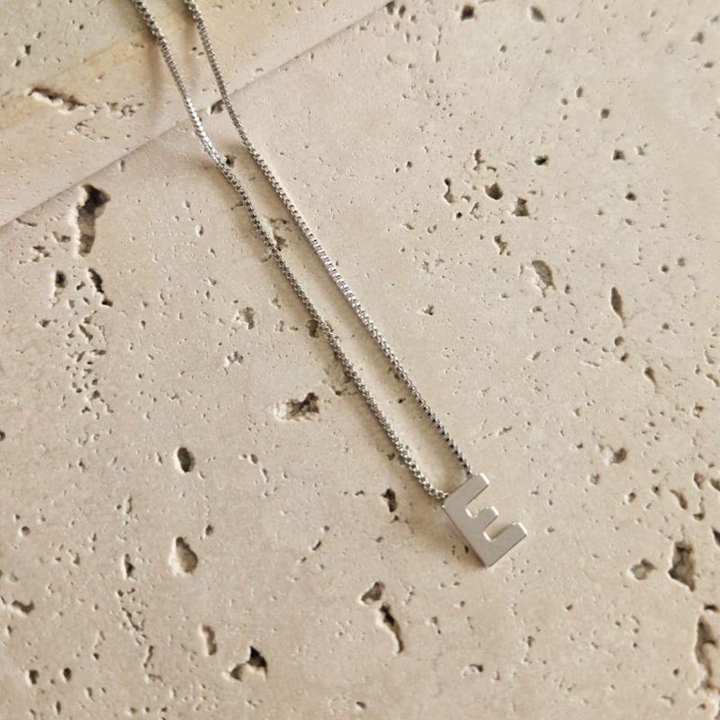 Gargantilha Letra E Mini 45cm