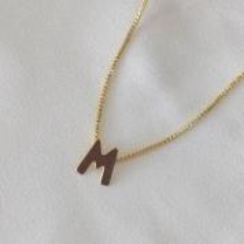 Gargantilha Letra M Mini