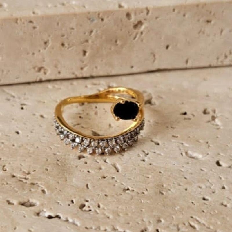 Anel Cravejado de Micro Zirconia c/ Pedra Preta