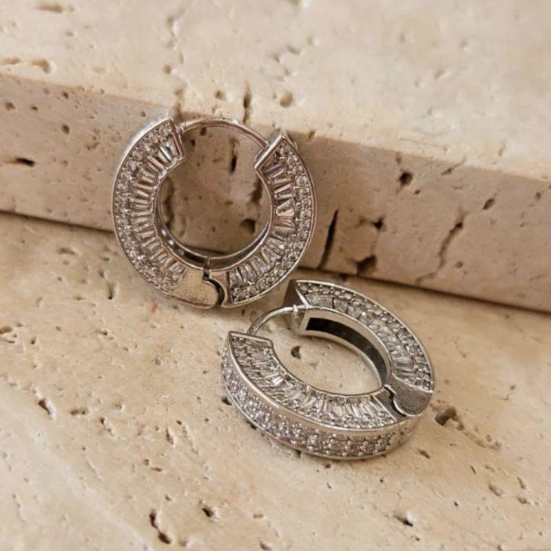 Brinco Argola Cravejada Zirconia e Navete