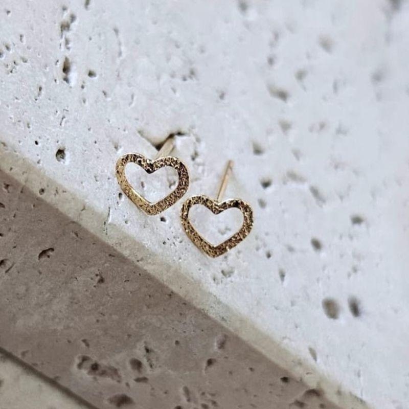 Brinco Coração Vazado Mini