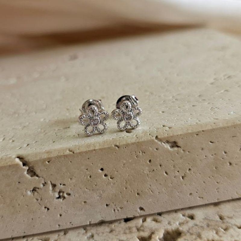 Brinco Florzinha Zirconia Mini