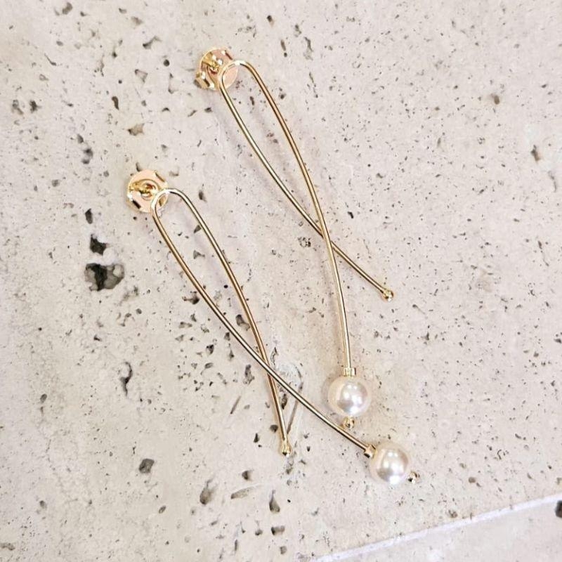 Brinco Longo Estilizado com Perola