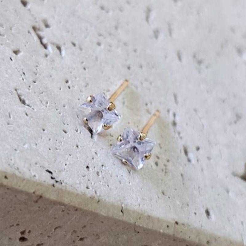 Brinco Ponto de Luz Quadrado 4mm