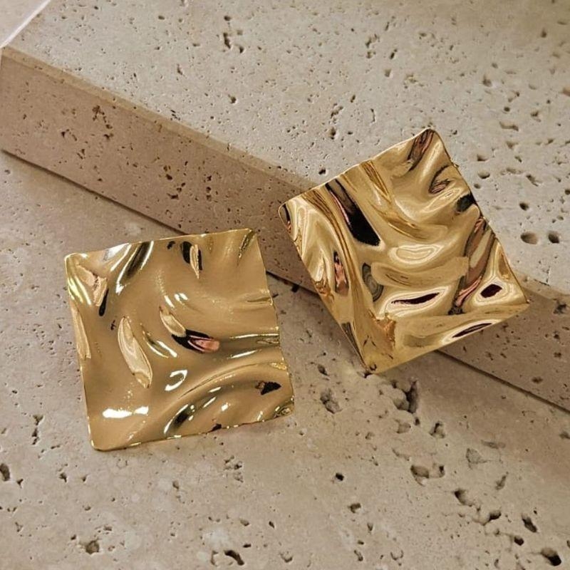 Brinco Quadrado Martelado Grande