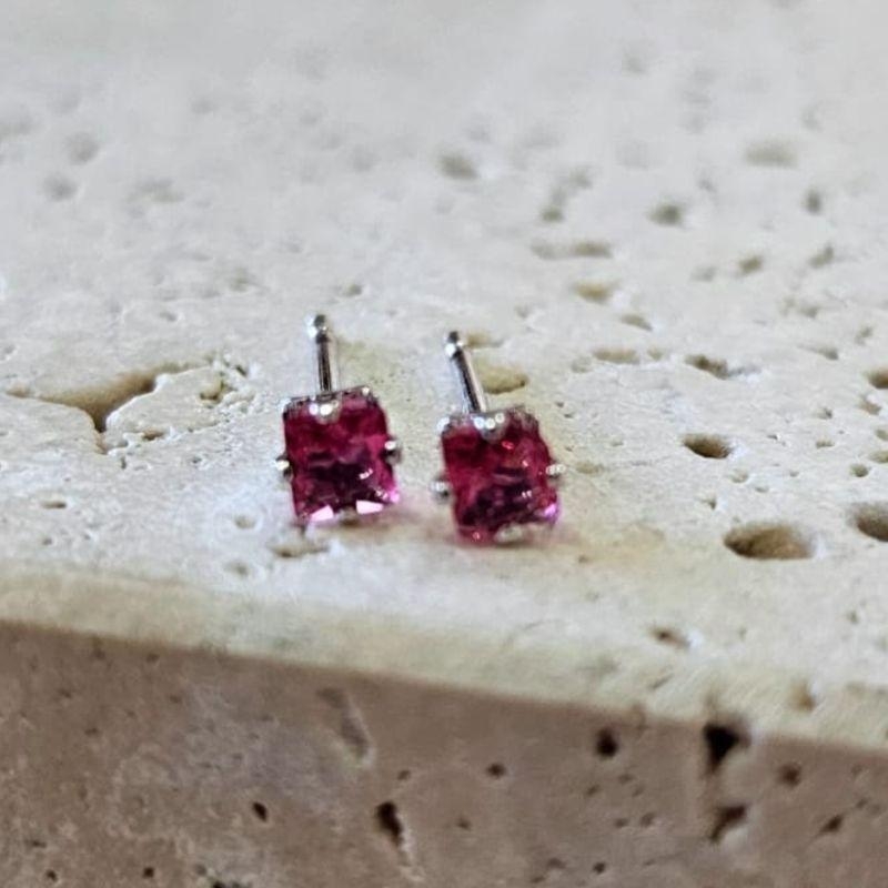 Brinco Quadrado Pedra Rosa Mini