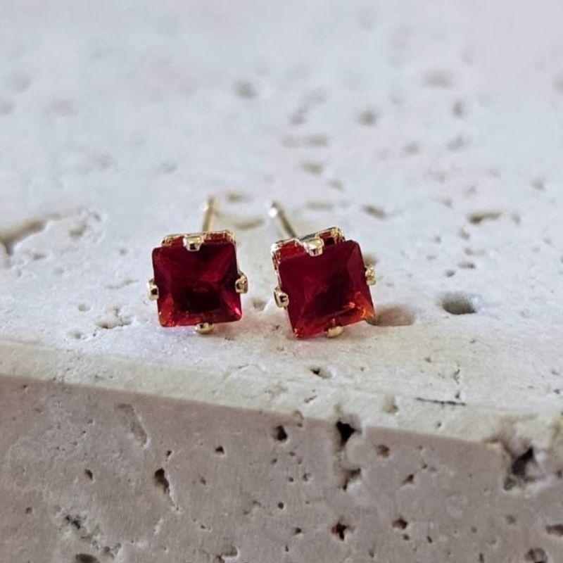 Brinco Quadrado Pedra Vermelho Peq