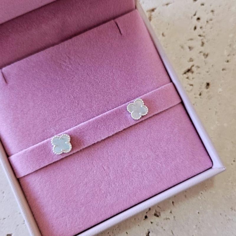 Brinco Trevo Madreperola Prata