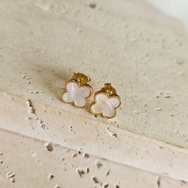 Brinco Van Cleef Cravejado Madreperola Med