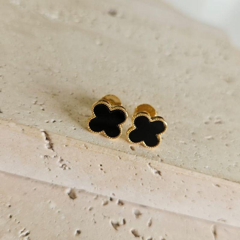 Brinco Van Cleef Cravejado Preto Med