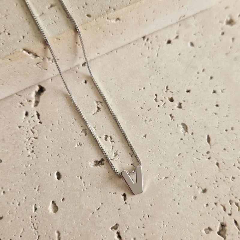 Gargantilha Letra V Mini 45cm