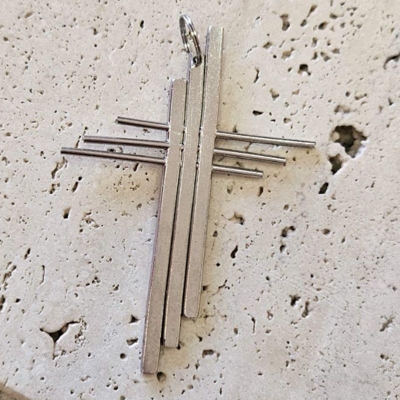 Pingente Crucifixo Linhas Aço Inox (6,1x4,5cm)