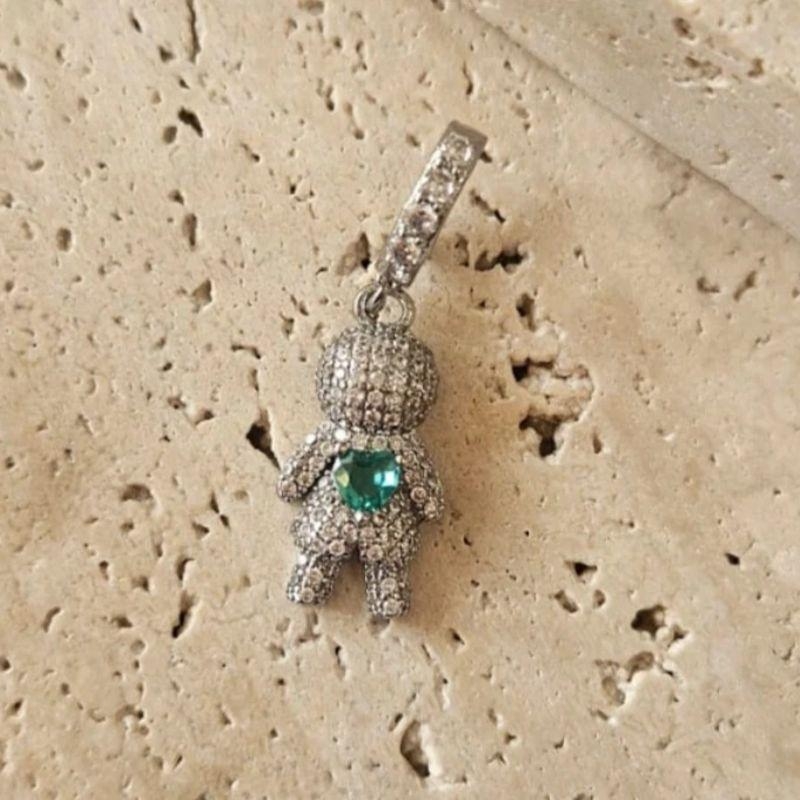 Pingente Menino Cravejado Pedra Verde (1,8x1,0cm)