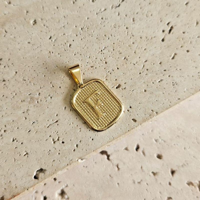 Pingente Placa Inicial F Pequena (1,7x1,4cm)