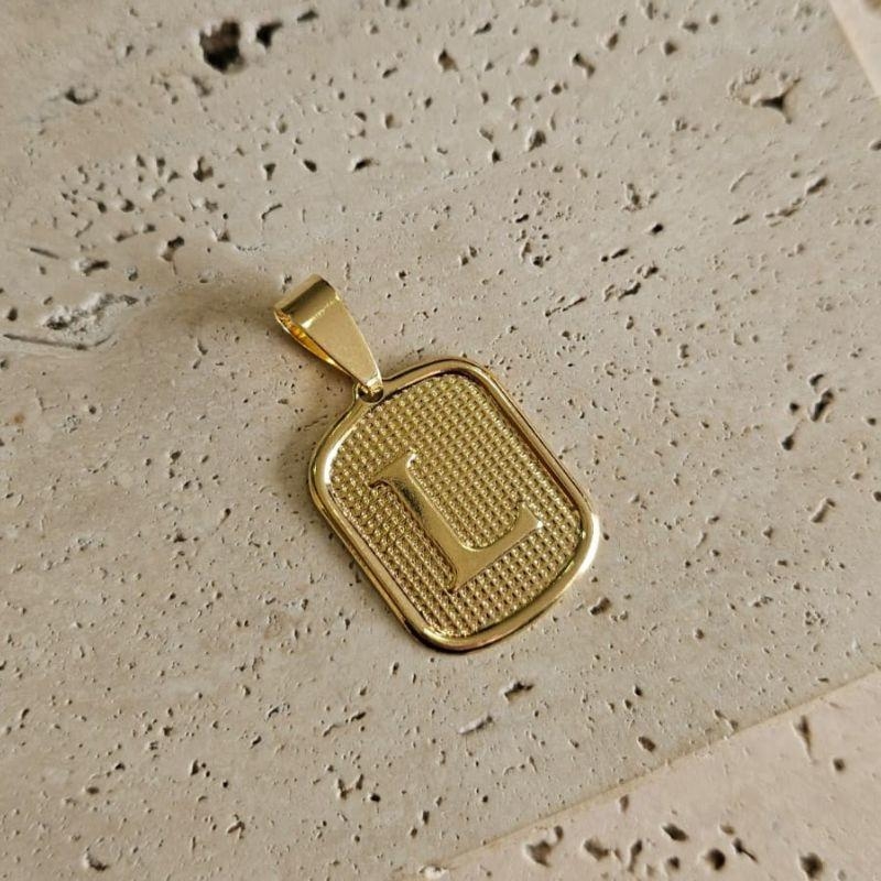 Pingente Placa Inicial L Grande (2,7x2,2cm)