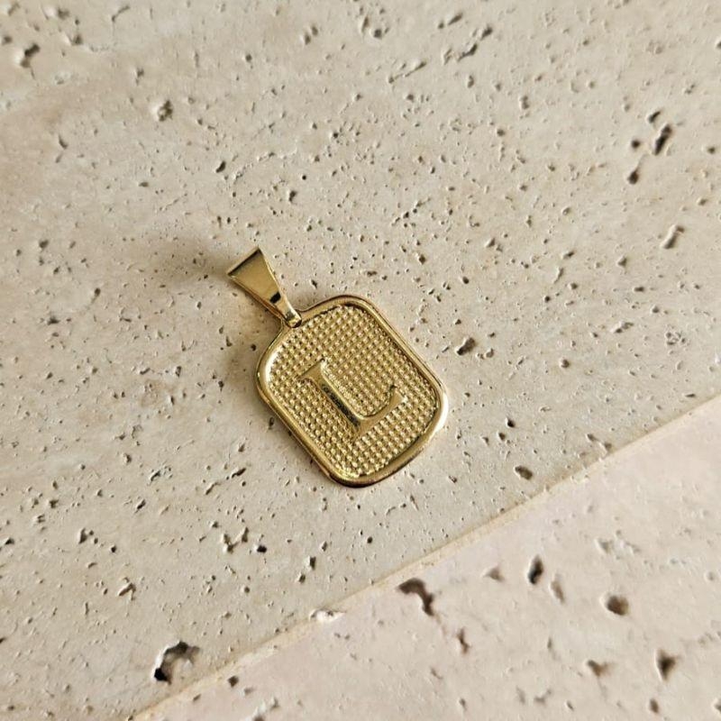 Pingente Placa Inicial L Pequena (1,7x1,4cm)