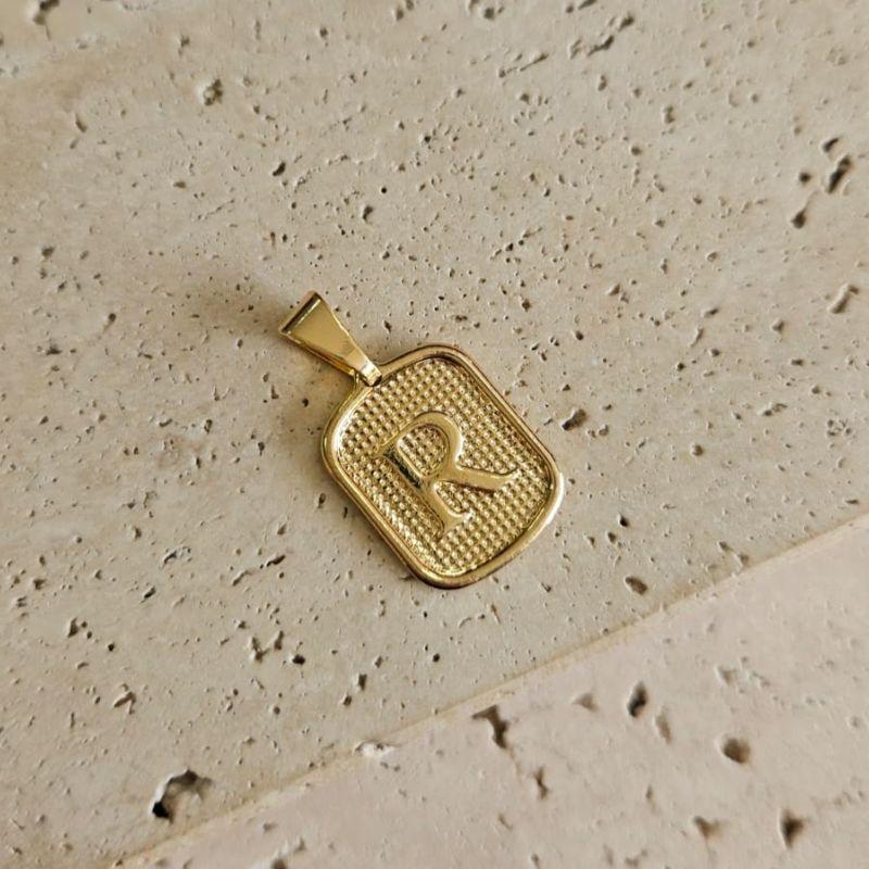Pingente Placa Inicial R Pequena (1,7x1,4cm)