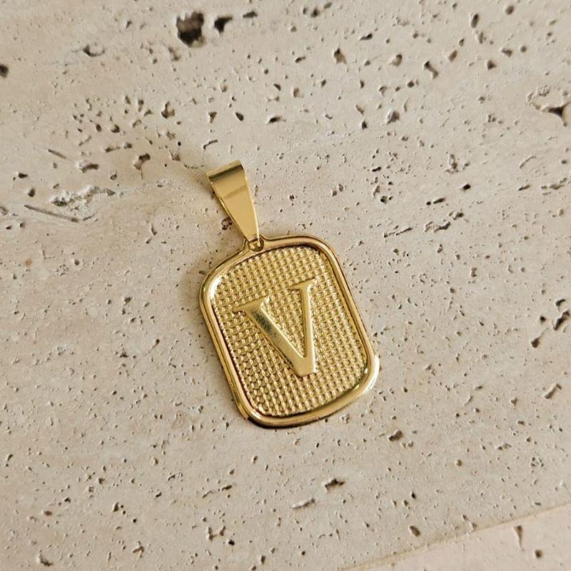 Pingente Placa Inicial V Grande (2,7x2,2cm)