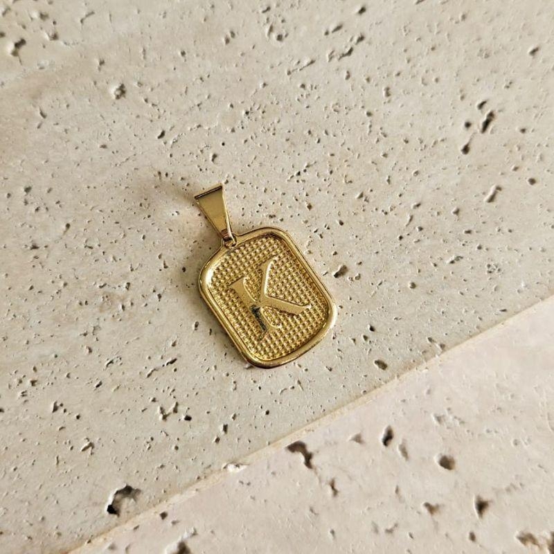 Pingente Placa Inicial K Pequena (1,7x1,4cm)
