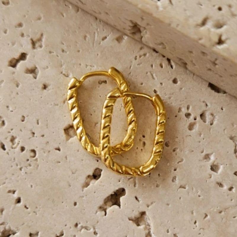 Brinco Argola Retangular Riscada Peq