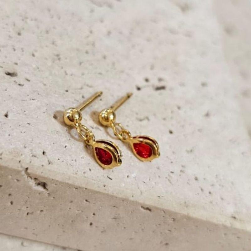 Brinco Bolinha com Zirconia Vermelha Pendurada