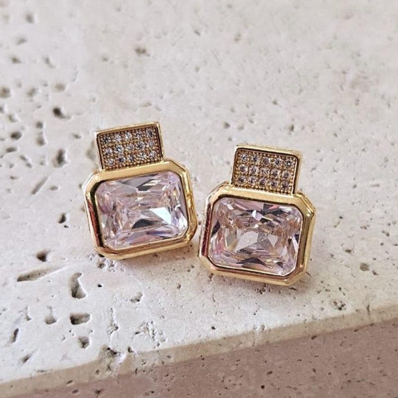 Brinco Pedra Quadrada com Base Cravejada