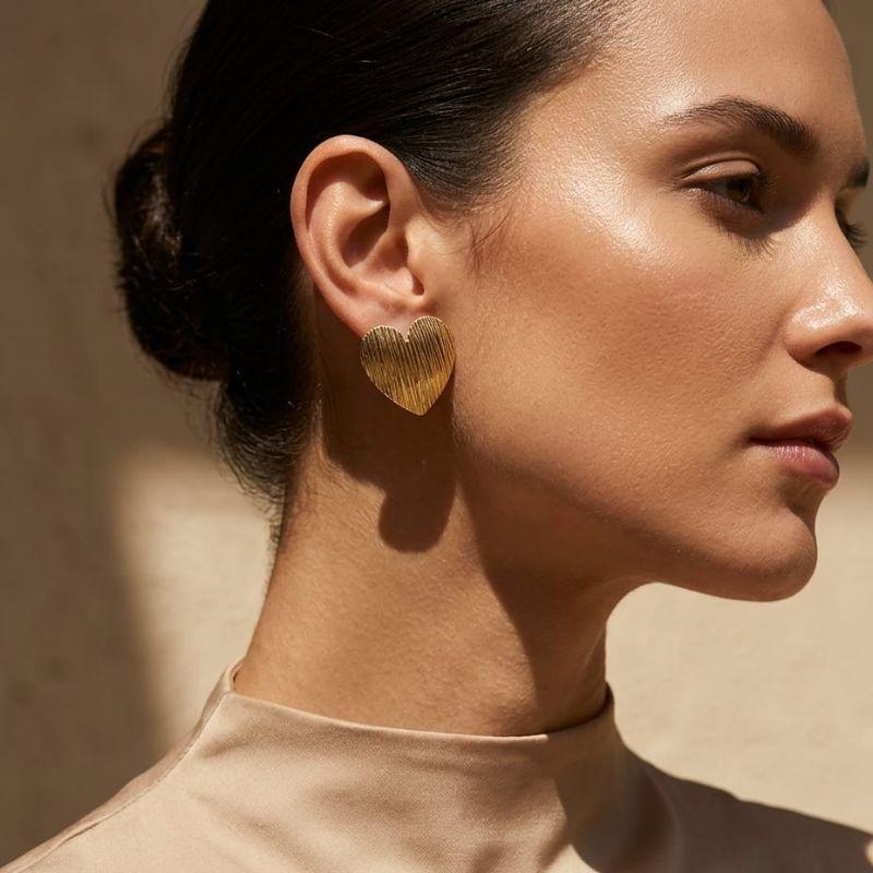 Brinco Coração Chapa Texturizado Gde