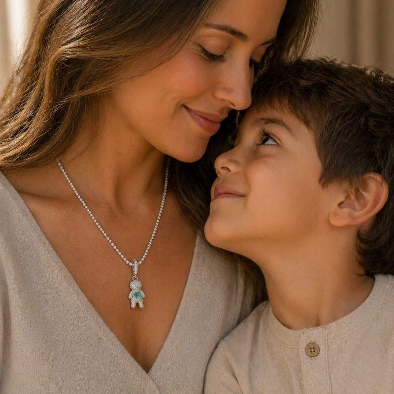 Pingente Menino Cravejado Pedra Verde (1,8x1,0cm)