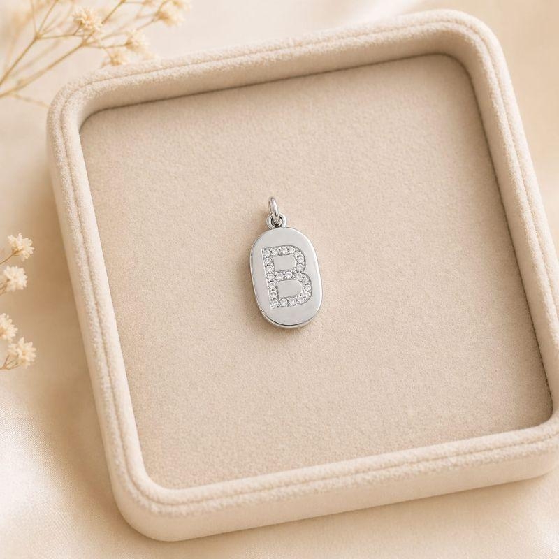 Pingente Letra Oval Cravejada B (19x10mm)
