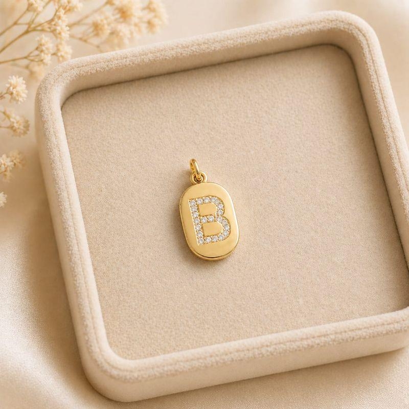 Pingente Letra Oval Cravejada B (19x10mm)