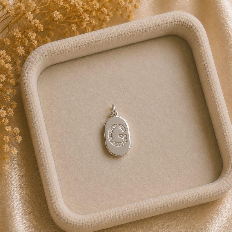 Pingente Letra Oval Cravejada G (19x10mm)