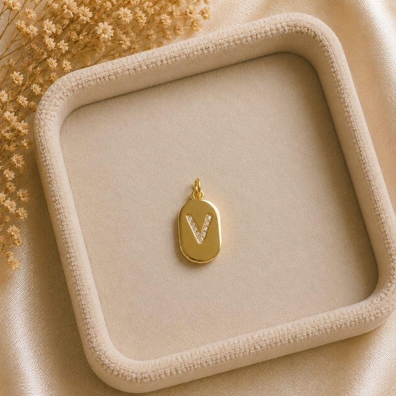 Pingente Letra Oval Cravejada V (19x10mm)