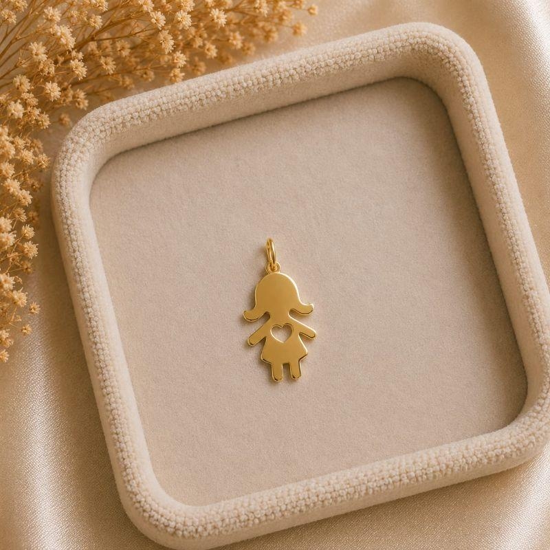 Pingente Menina Lisa com Coração (1,2x2,2cm)