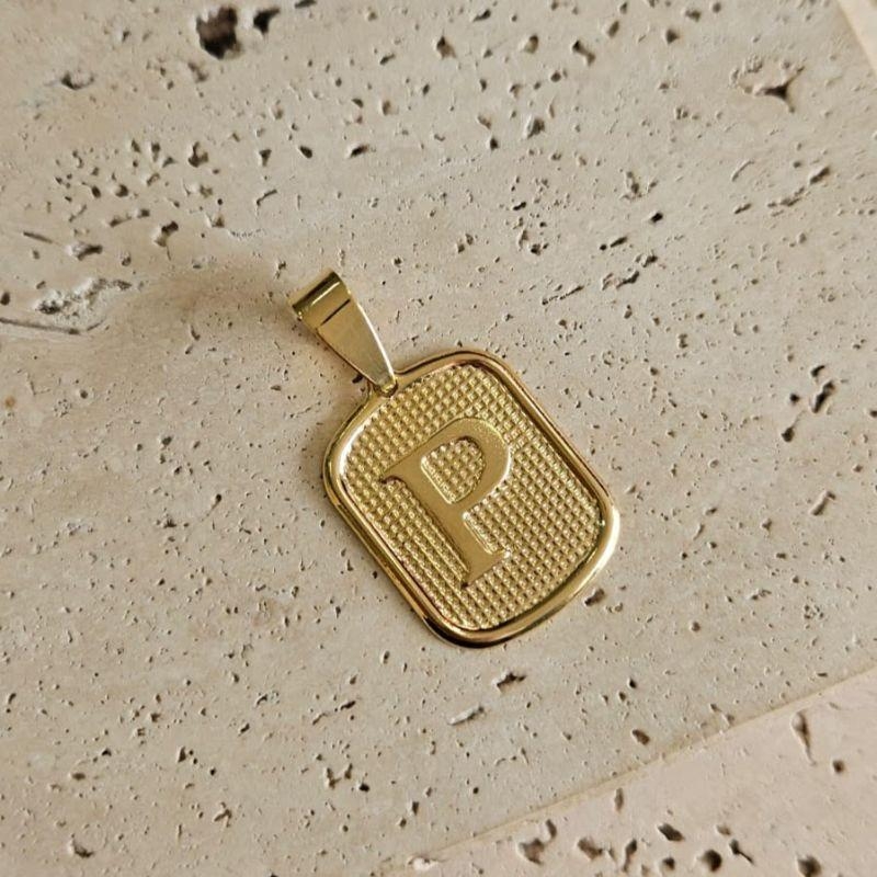 Pingente Placa Inicial P Grande (2,7x2,2cm)