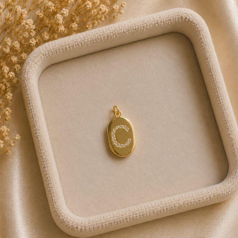 Pingente Letra Oval Cravejada C (19x10mm)