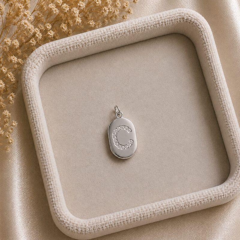 Pingente Letra Oval Cravejada C (19x10mm)