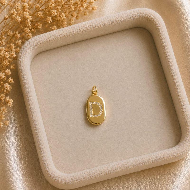 Pingente Letra Oval Cravejada D (19x10mm)