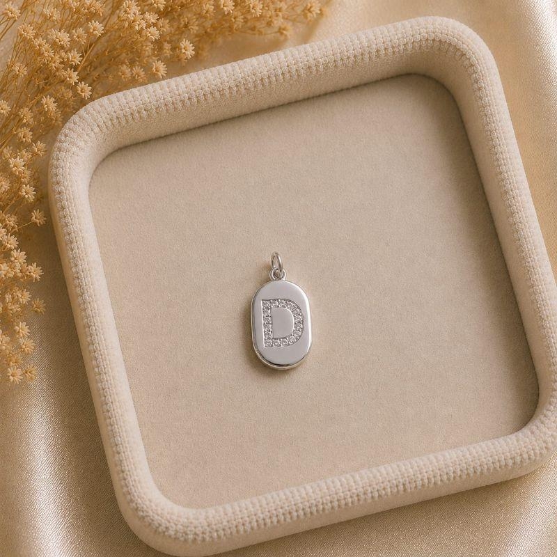 Pingente Letra Oval Cravejada D (19x10mm)