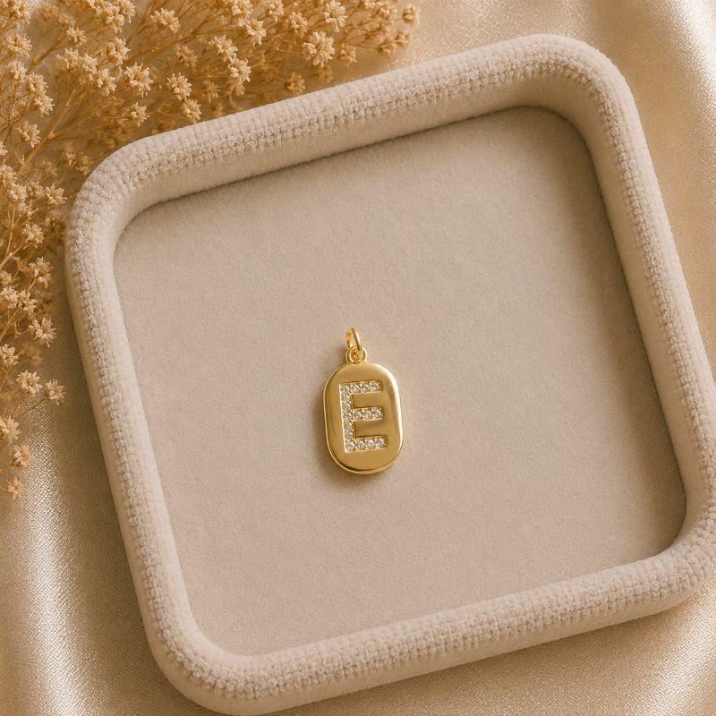 Pingente Letra Oval Cravejada E (19x10mm)