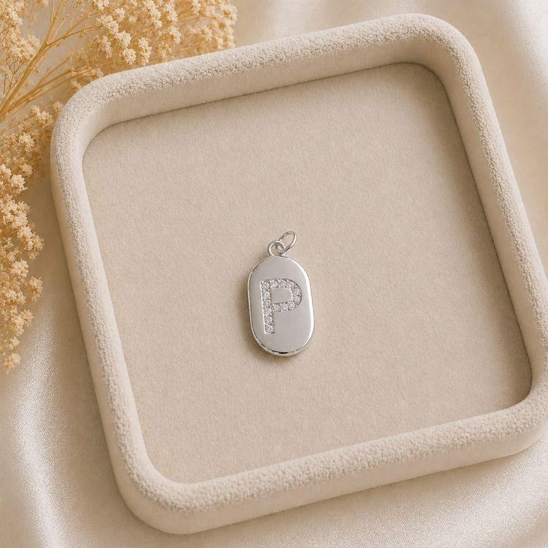 Pingente Letra Oval Cravejada P (19x10mm)