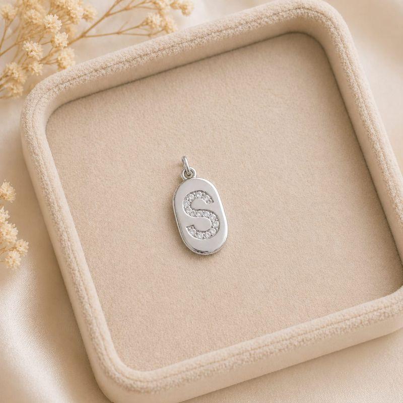 Pingente Letra Oval Cravejada S (19x10mm)