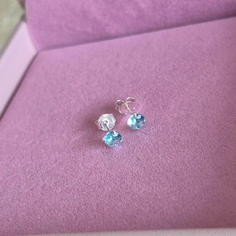 Brinco Ponto de Luz 4mm Azul Claro Prata