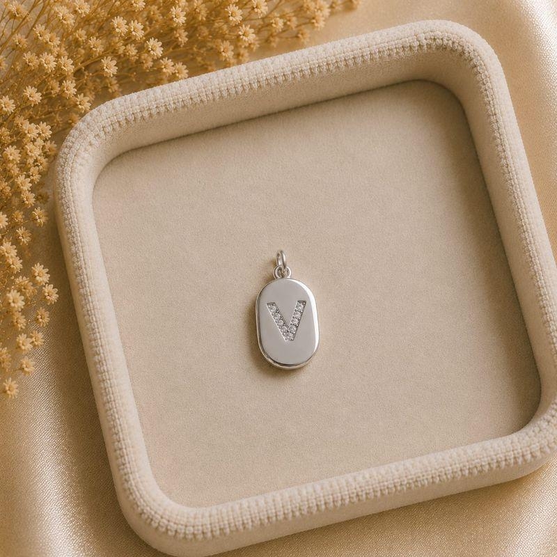 Pingente Letra Oval Cravejada V (19x10mm)