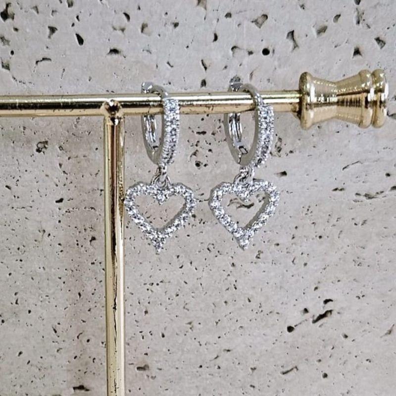 Brinco Argola Coração Vazado Cravejado