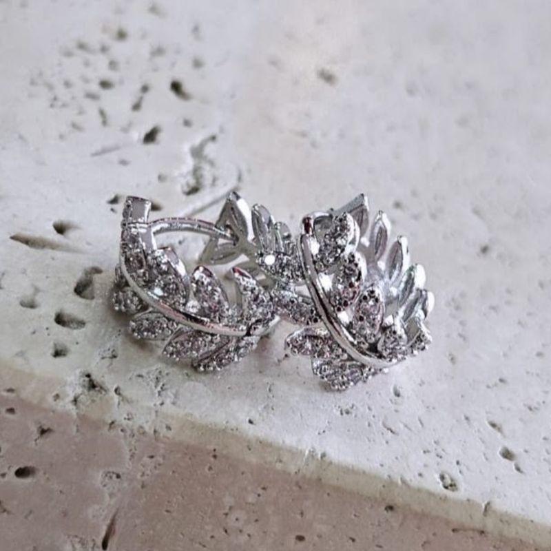 Brinco Argola Folhas Cravejadas Médio